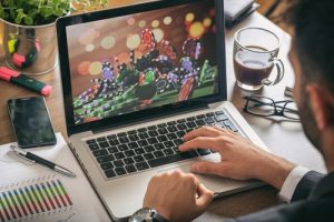 ecran d'ordinateurs avec des jetons de casino avec bonus sans dépôt