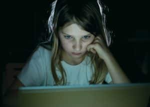 fille devant un ecran d'ordinateur