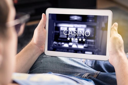 homme jouant au casino en ligne sur une tablette