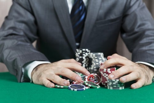 homme remportant une importante mise en jeton au casino