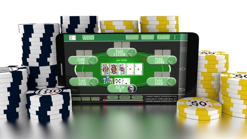 tablette informatique diffusant un jeu de casino et entouré d'une multitude de jetons
