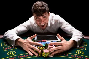 heureux jeune homme jouant au casino en ligne