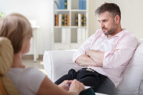 jeune homme discutant avec une thérapeute lors d'une session