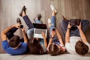 joueurs de jeux de casino sur PC et sur smartphone